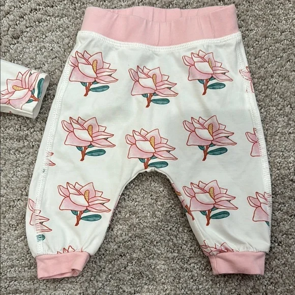 Monica and Andy baby girl set onesie 0-3 mo Magnolia Floral Baby Outfit with Hat - Picture 8 of 9